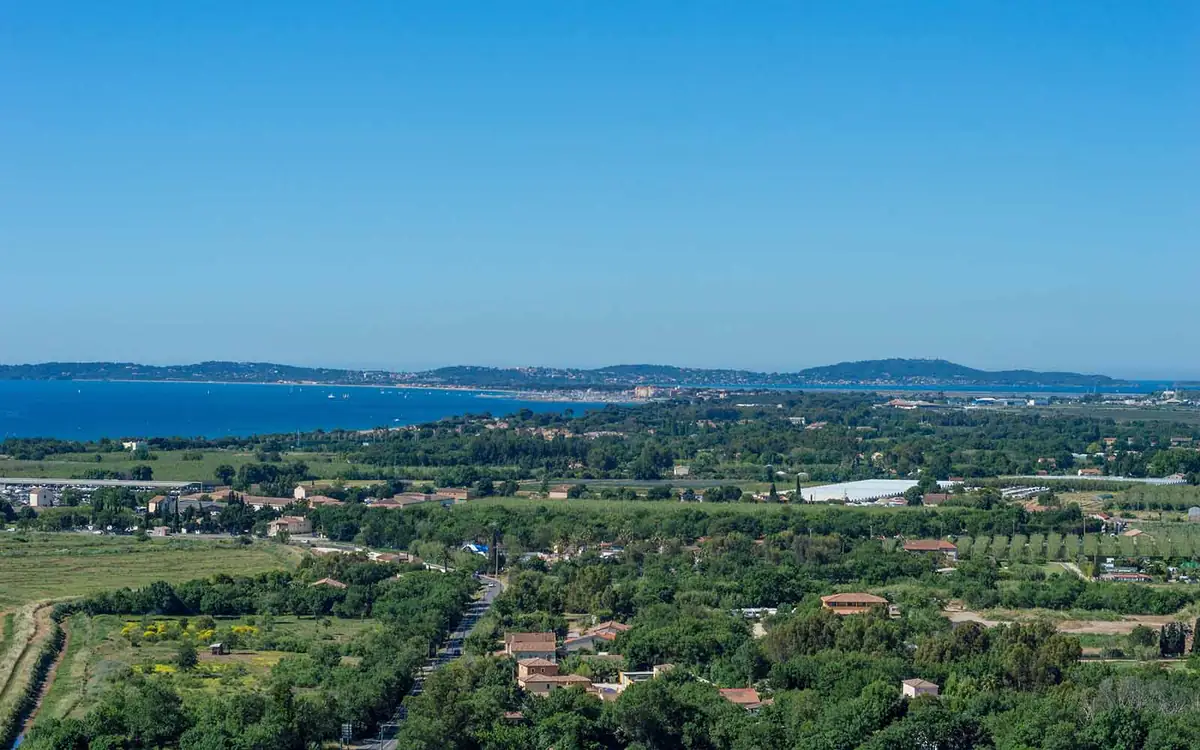 Vue panoramique sur la plaine, le littoral et la mer à Hyères