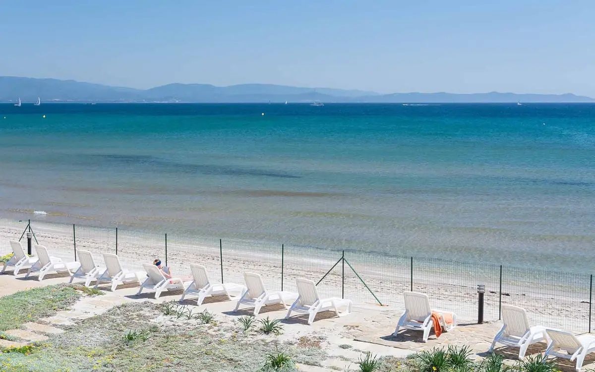 Vue sur la mer et les transats depuis la résidence